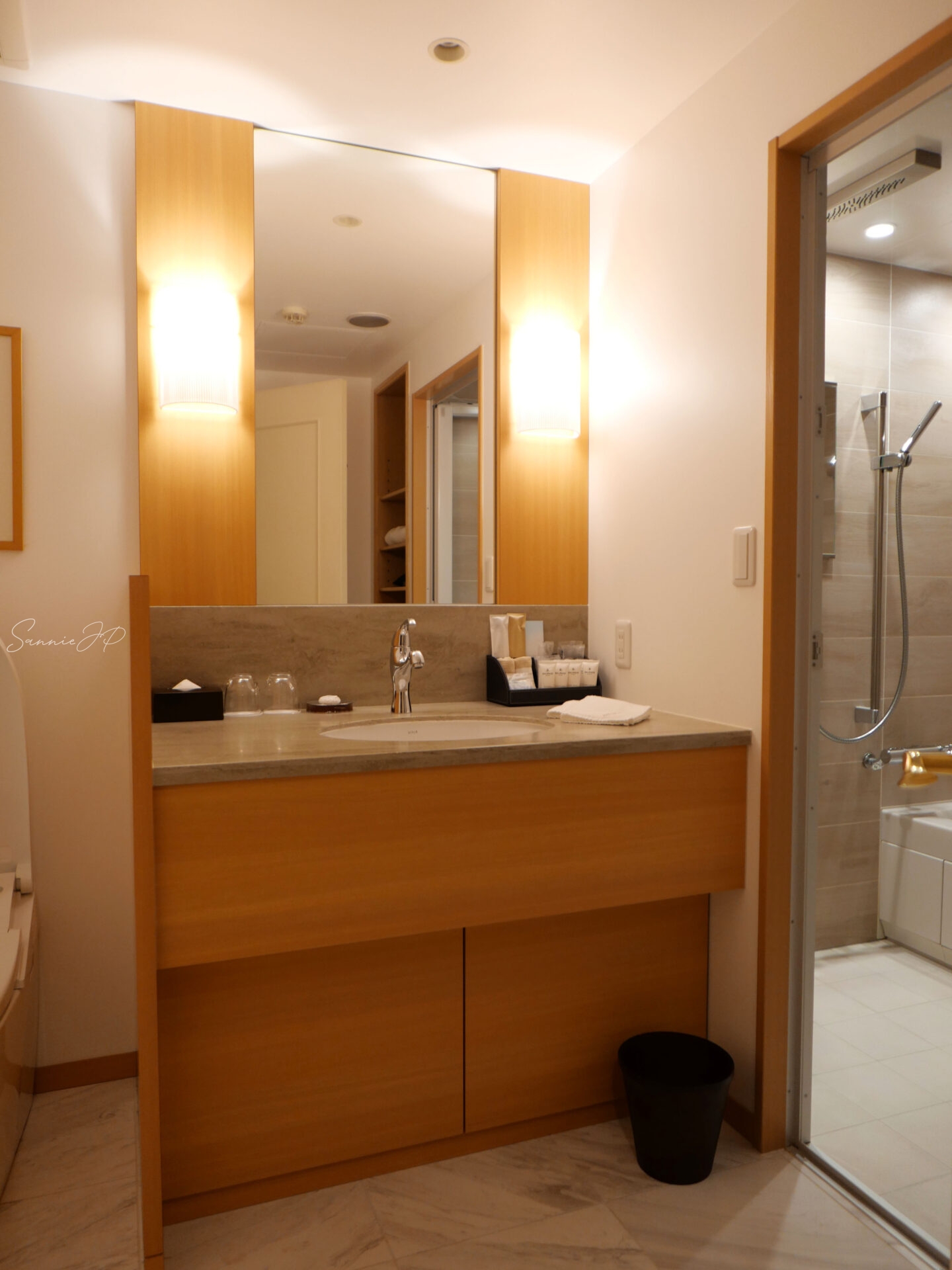 ホテルアラマンダ青山の洗面台。シンプルながら機能的で、鏡周りの清潔感が印象的。