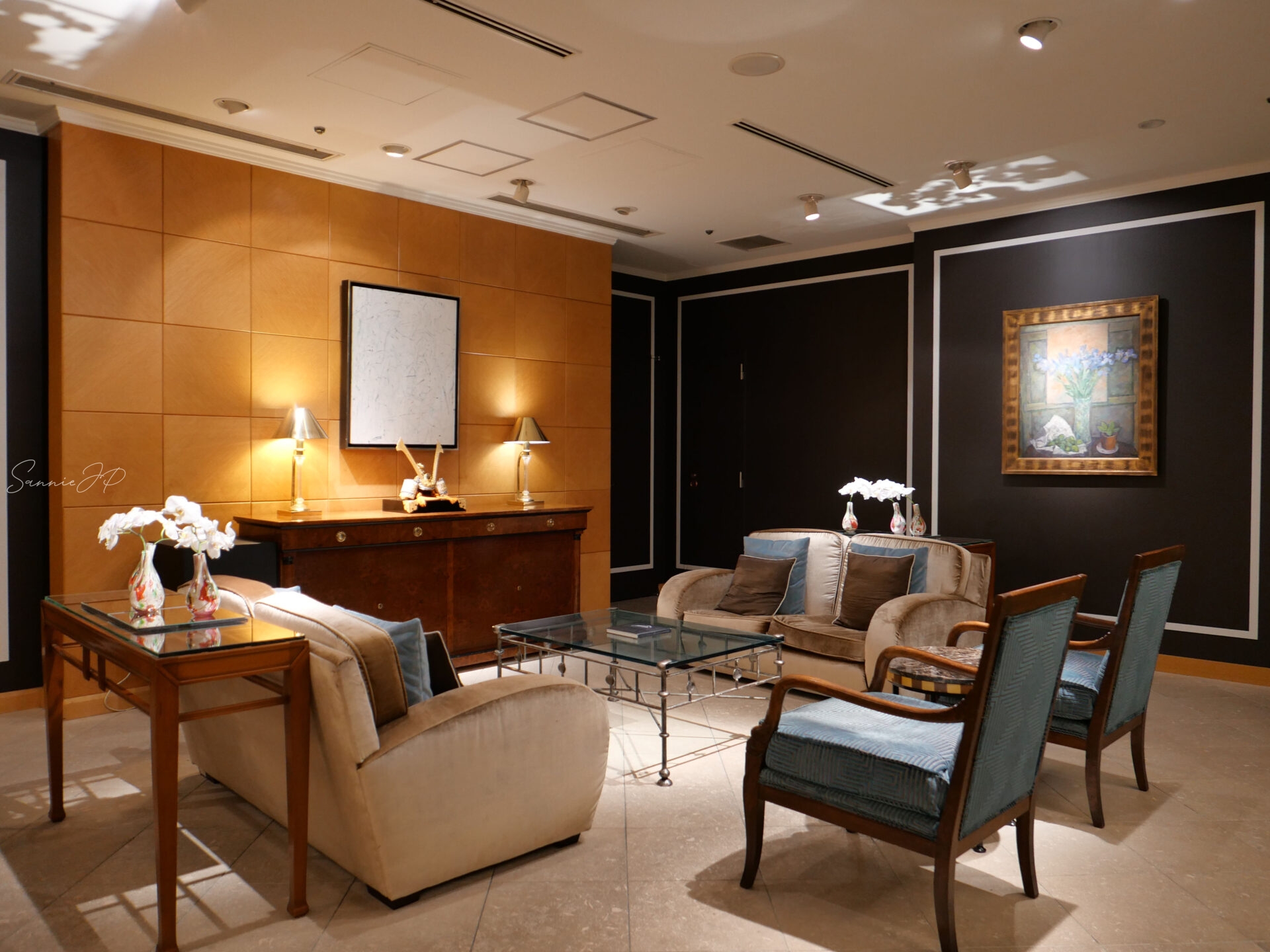 ホテルアラマンダ青山のロビーラウンジ。柔らかな照明とクラシカルな家具に包まれる大人の癒し空間。