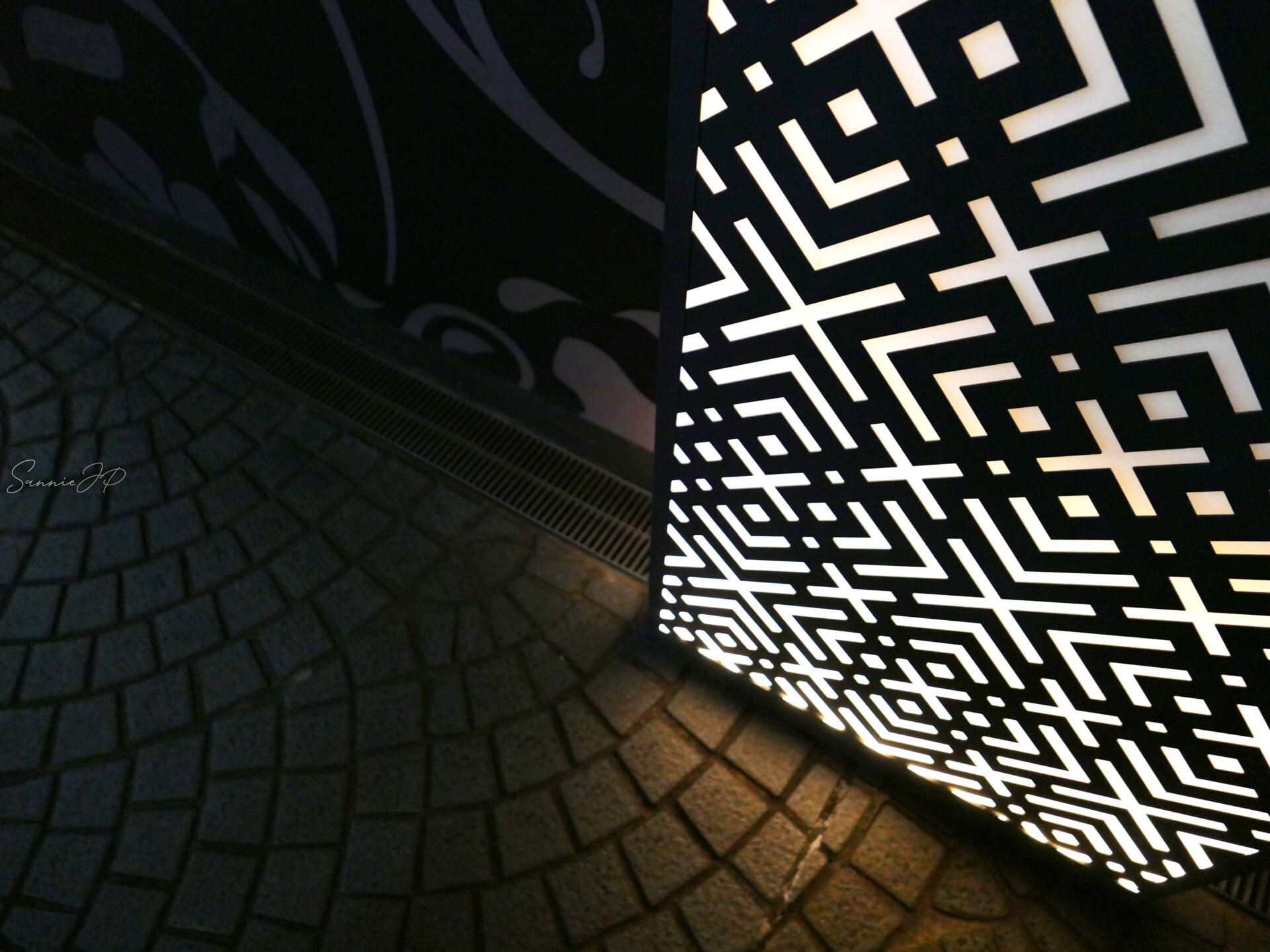 夜のホテルアラマンダ青山外観。ライトアップされた建物が青山の街に静かに輝く幻想的な光景。