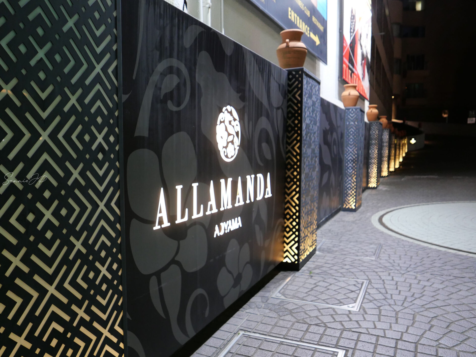 ホテルアラマンダ青山のエントランス看板。外苑前駅から徒歩1分の好立地に佇む上質な雰囲気が漂う。