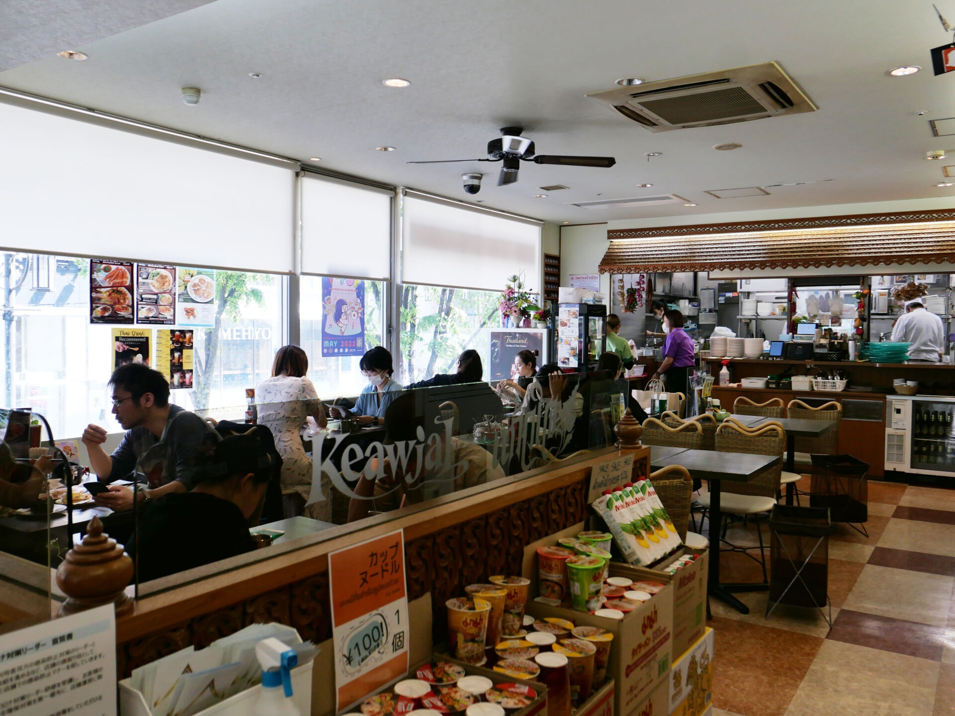 タイ国料理 ゲウチャイ 新宿店の清潔感ある店内でランチを楽しむ様子