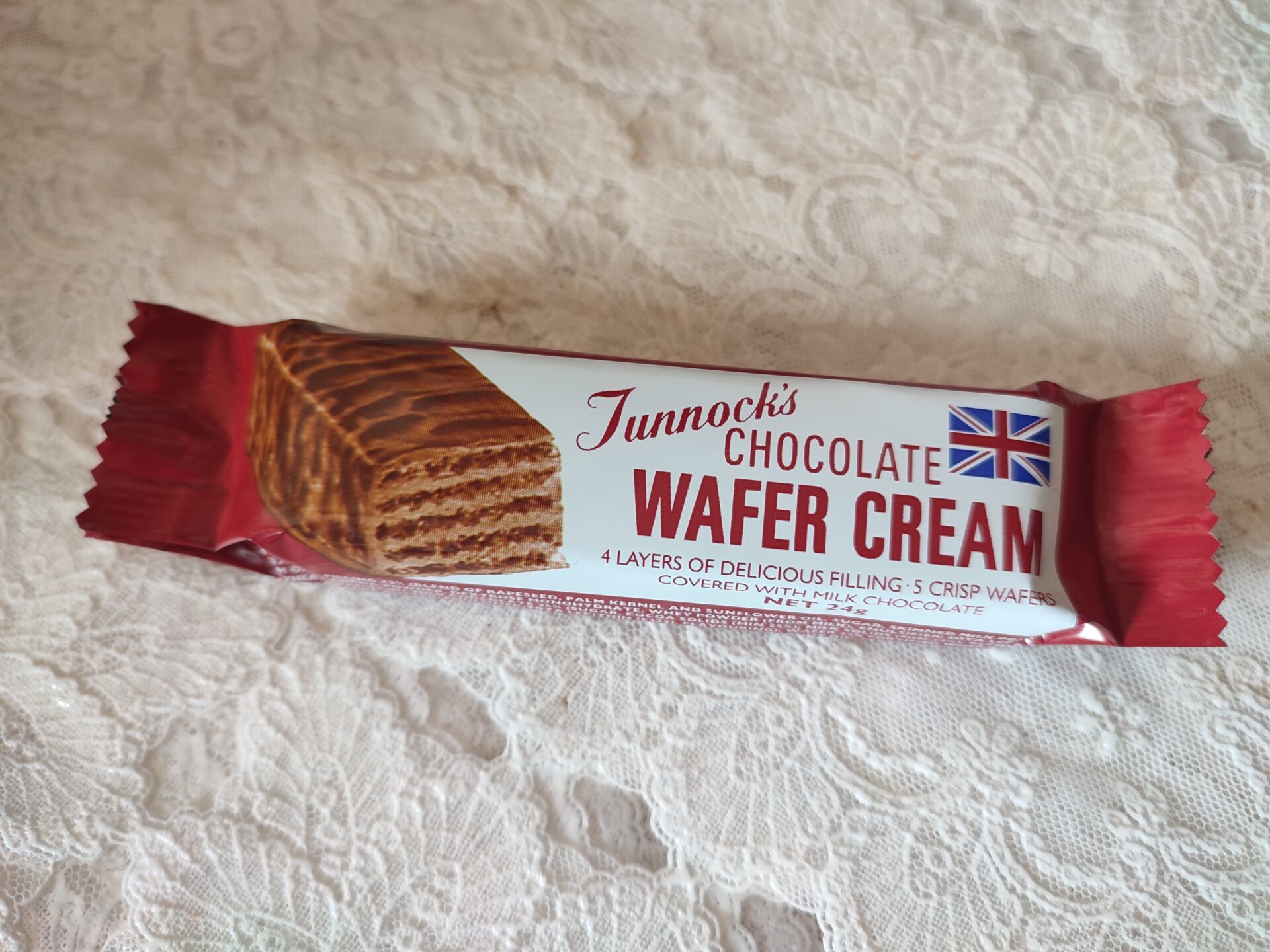沖縄で長年愛される輸入菓子「ターノック チョコレートワイファー」のパッケージ。赤と白のデザインが懐かしく温かい印象。