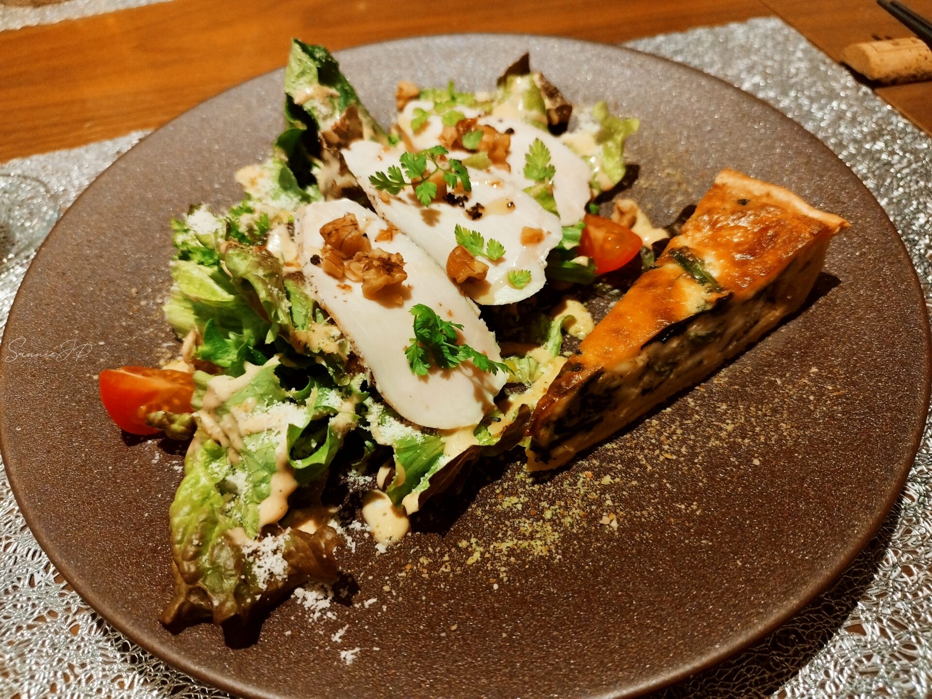 前菜のサラダとキッシュ