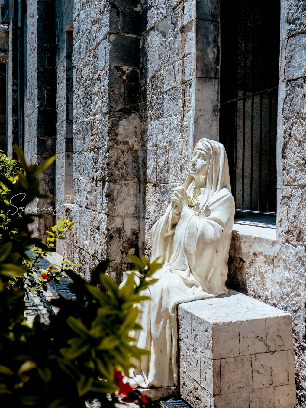 フィリピン　セブ島　マクタン島　サント・ニーニョ教会　観光　修道女の像