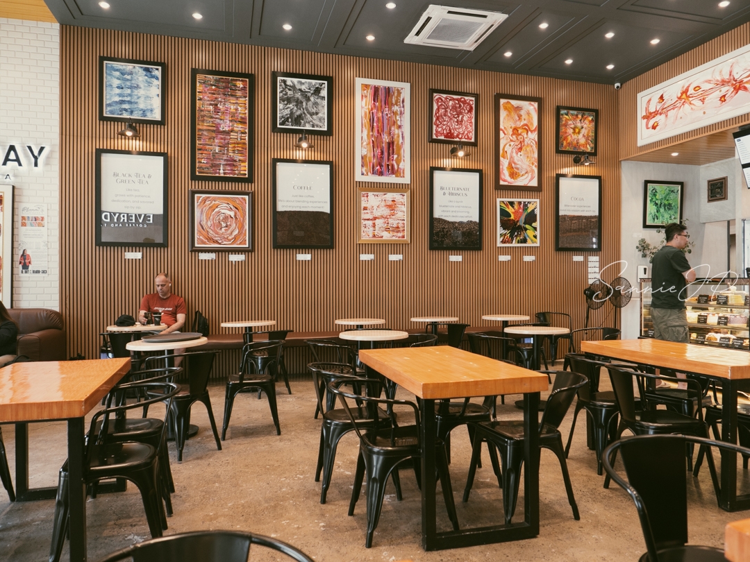 フィリピン・セブシティにあるカフェ「Everyday Coffee and Tea」の壁一面に飾られたアート作品