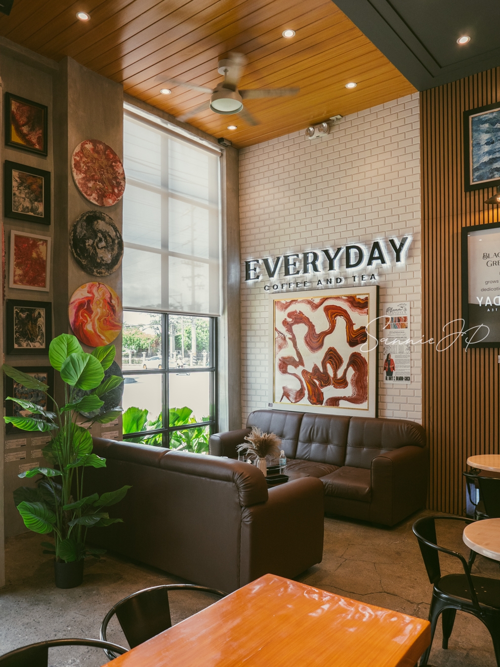 フィリピン・セブシティにあるカフェ「Everyday Coffee and Tea」の窓際ソファ席