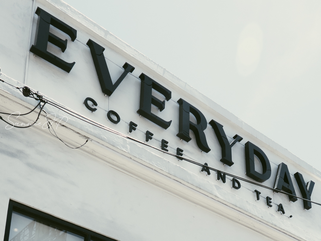 フィリピン・セブシティにあるカフェ「Everyday Coffee and Tea」の看板