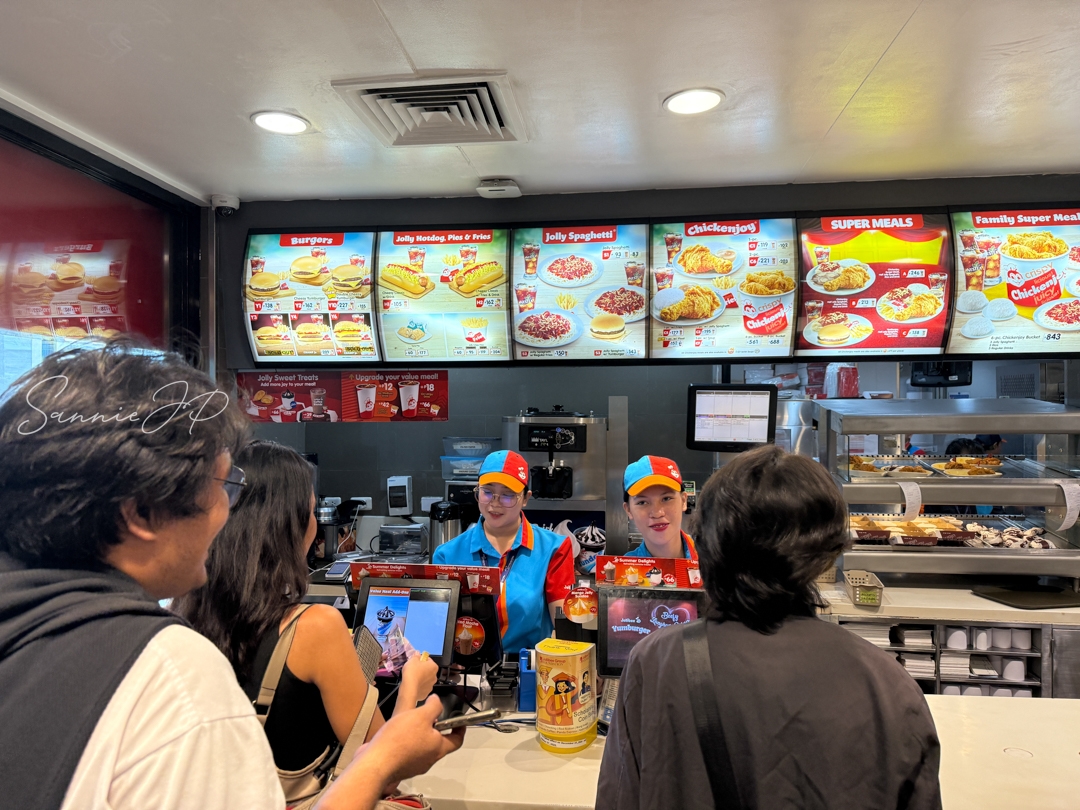 マクタン空港のジョリビーで注文するカウンターと店内メニュー