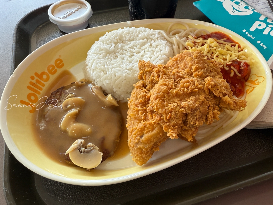 マクタン空港のジョリビーで注文したSUPER MEAL Aセット