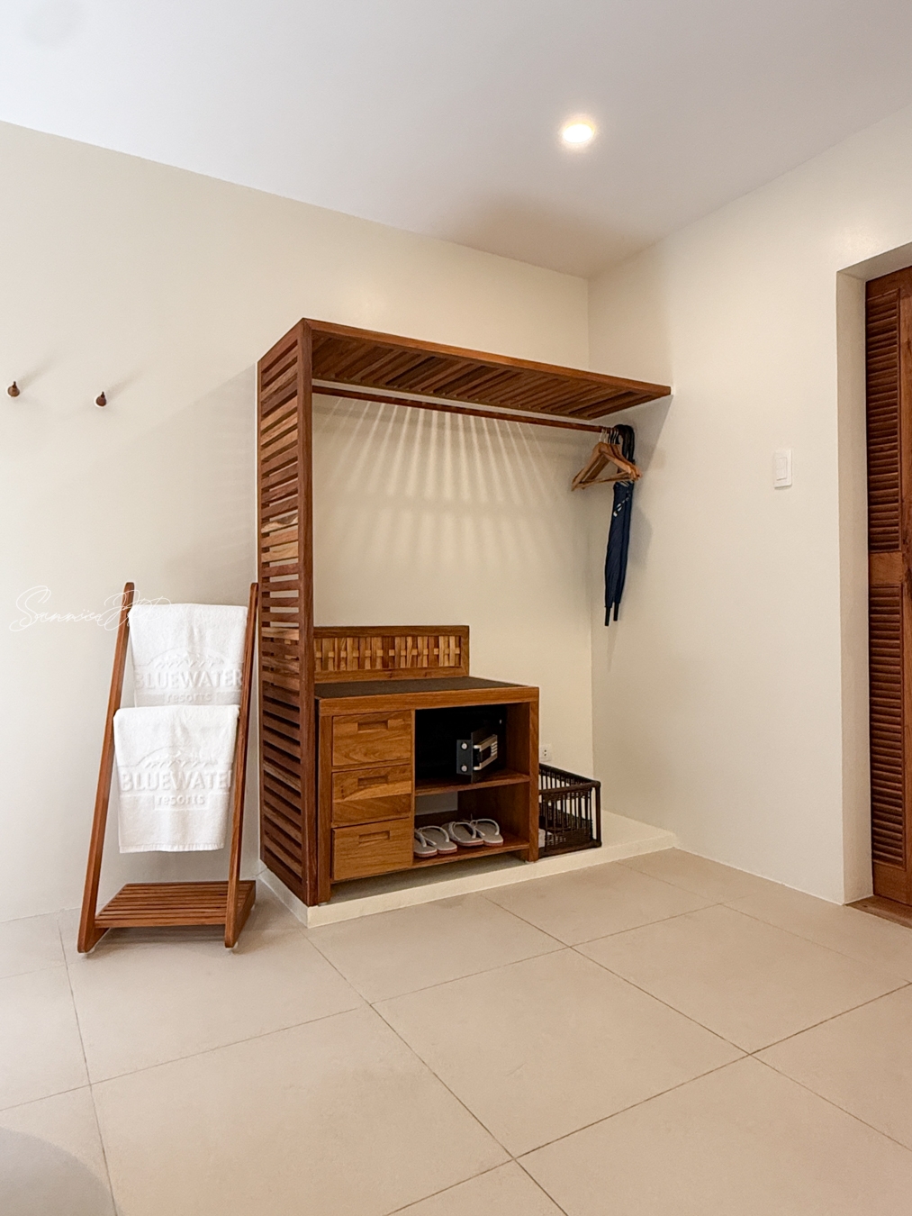 アムマスパスイートのクローゼット。広々とした収納とランドリーバスケット付きで長期滞在にも便利。