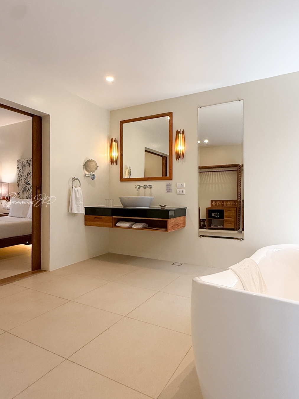 アムマスパスイートの洗面台。大きな鏡と明るい照明で使いやすく、南国リゾートらしい上品なデザイン。