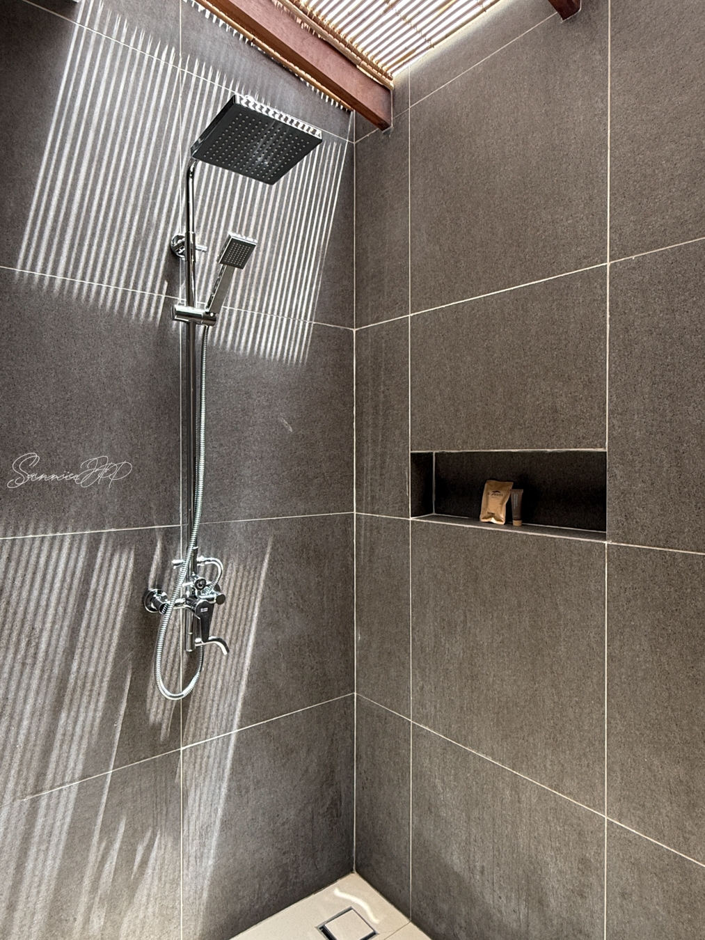 アムマスパスイートのシャワールーム。天窓から光が差し込む開放的な空間で、スコールの音も楽しめる。