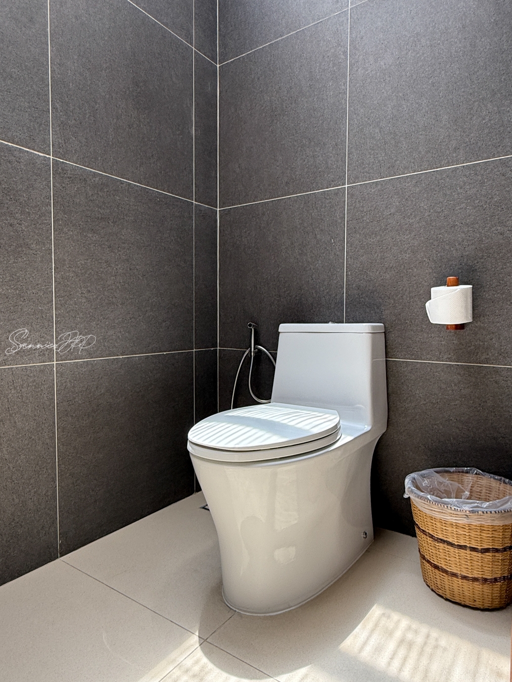 アムマスパスイートのトイレ。清潔感がありウォッシュガン付きで、海外でも安心して過ごせる。