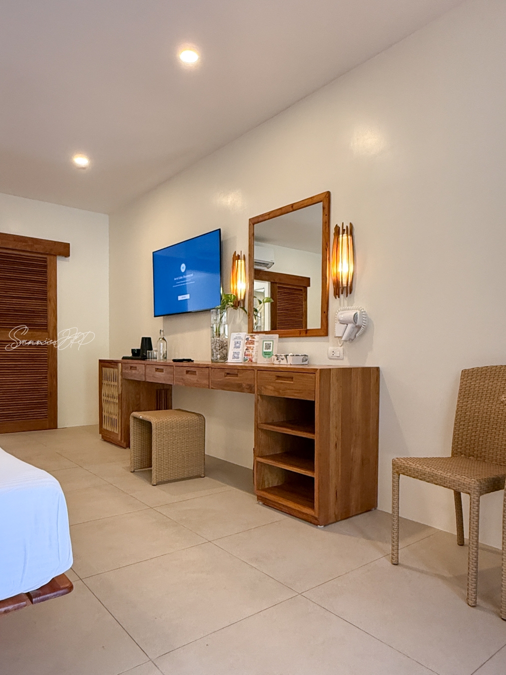 アムマスパスイートのドレッサー。鏡が大きくメイクや身支度がしやすい、明るく清潔な空間。