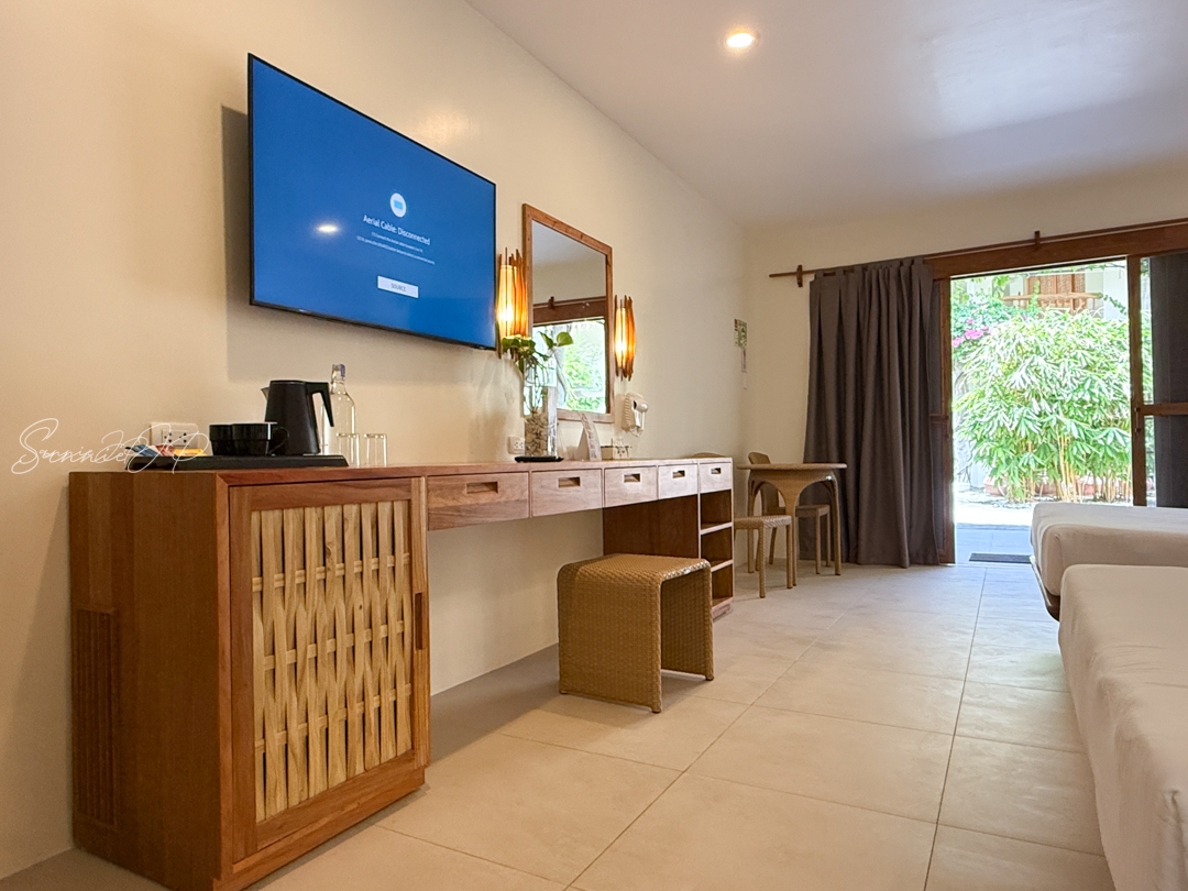 アムマスパスイートのリビングエリアにある大型テレビ。リゾート滞在中も快適に過ごせる充実の設備。