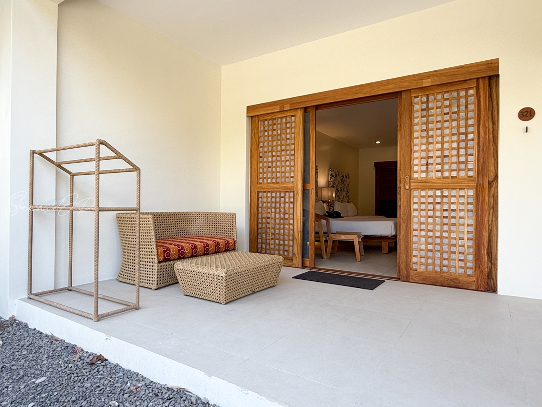 ブルーウォーターマリバゴ・アムマスパスイートの玄関。木の温もりとリゾート感が漂う落ち着いた雰囲気。