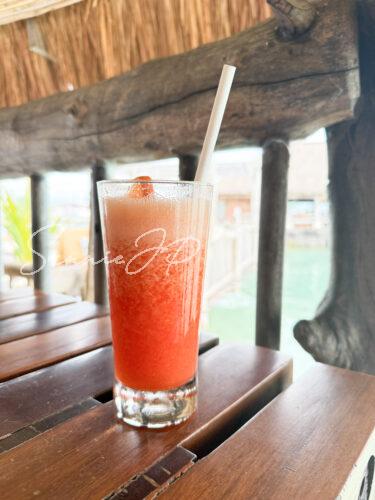 フィリピン セブ島 マクタン島 Bluewater Maribago Beach Resortのオイスターバーのカクテル(マイタイ)