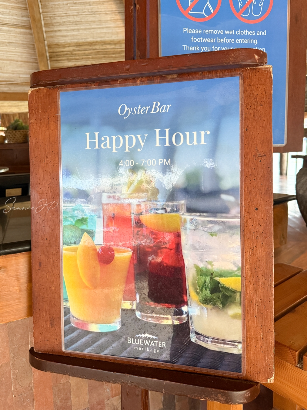 Bluewater Maribago Oyster Barのハッピーアワー案内表示