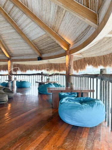 フィリピン セブ島 マクタン島 Bluewater Maribago Beach Resortのオイスターバーの店内(座敷エリア)