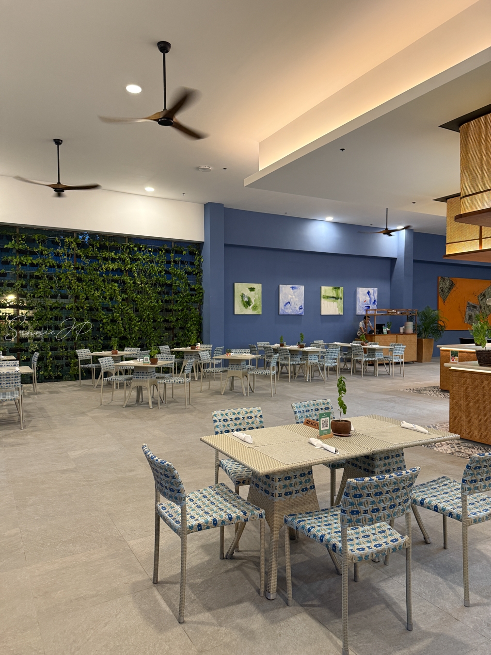 フィリピン セブ島 マクタン島 Bluewater Maribago Pizzeria Delfino's 店内