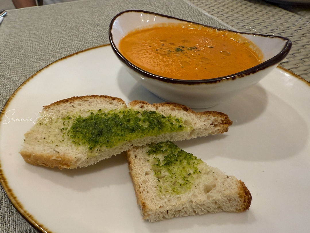 フィリピン セブ島 マクタン島 Bluewater Maribago Pizzeria Delfino's トマトスープ