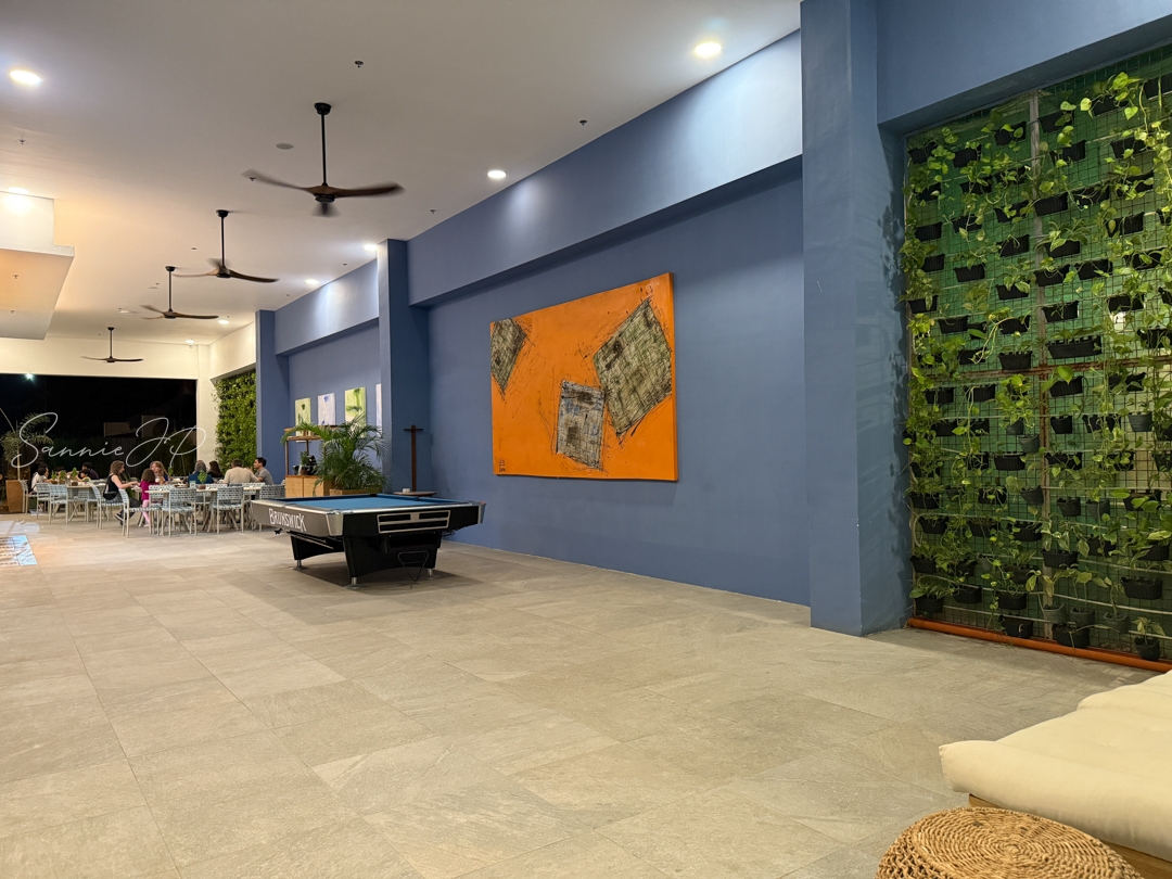 フィリピン セブ島 マクタン島 Bluewater Maribago Pizzeria Delfino's 店内 ビリヤード