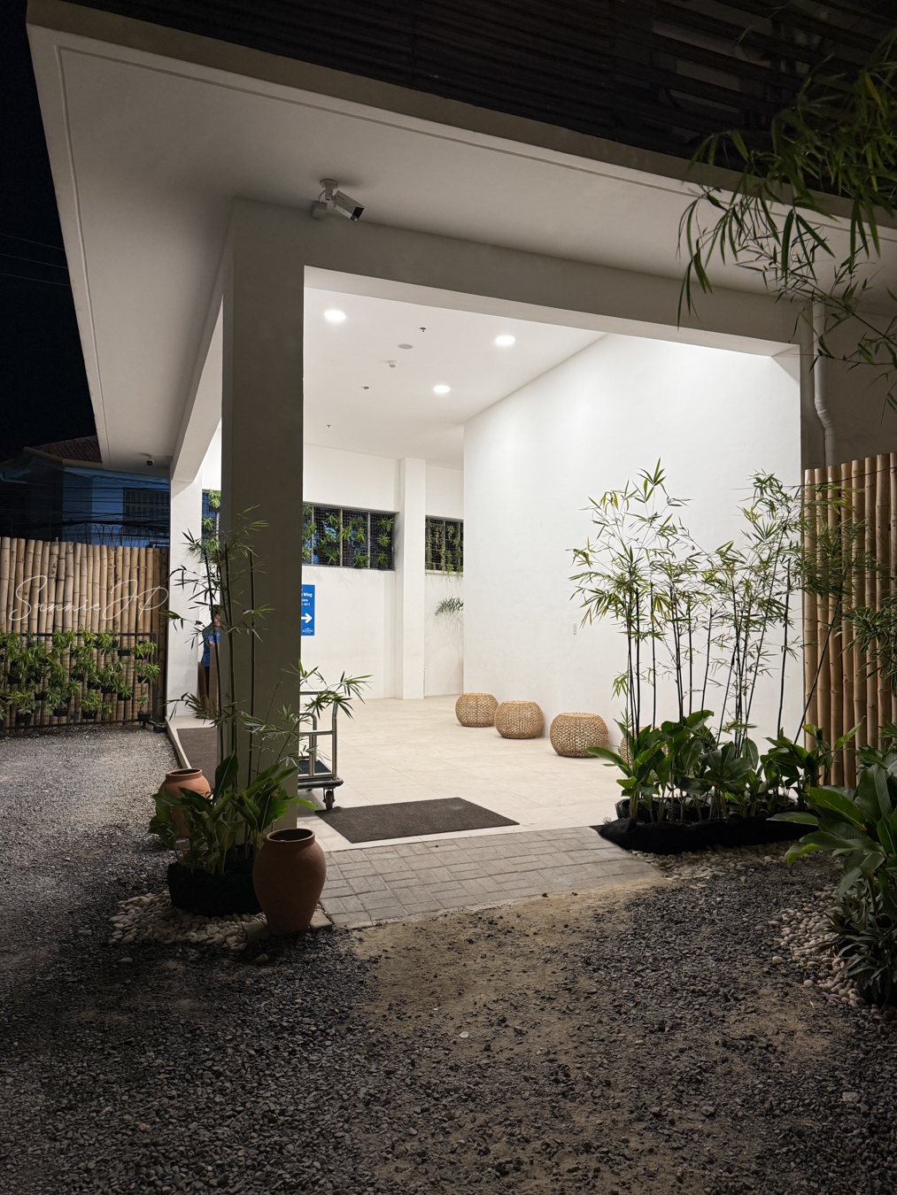 フィリピン　セブ島　マクタン島　Bluewater Maribago　Pizzeria Delfino's　店舗入り口