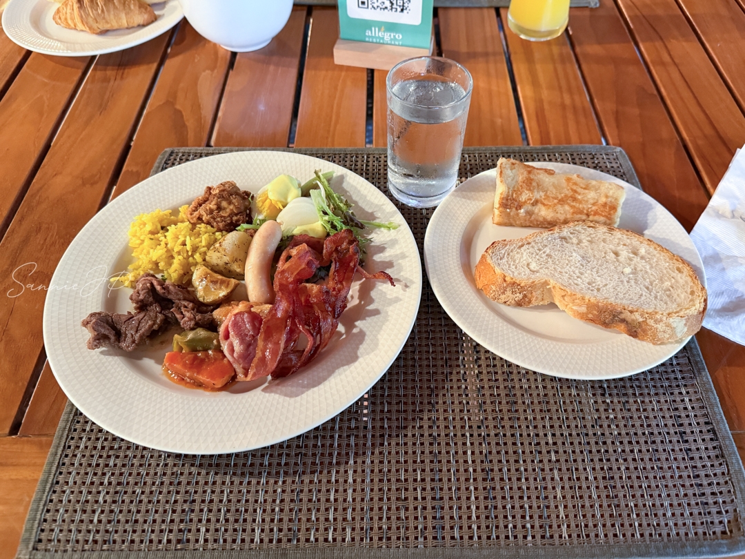Allegro Restaurantの朝食ビュッフェで選んだ料理を並べたテーブル