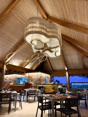フィリピン セブ島 マクタン島 TheCoveLiveSeafoodRestaurant BluewaterMaribago 南国感あふれるシャンデリア