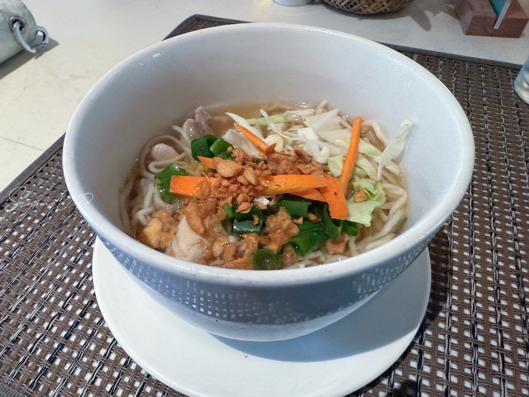 Allegro Restaurantの朝食ビュッフェで作ったトッピング入りヌードル