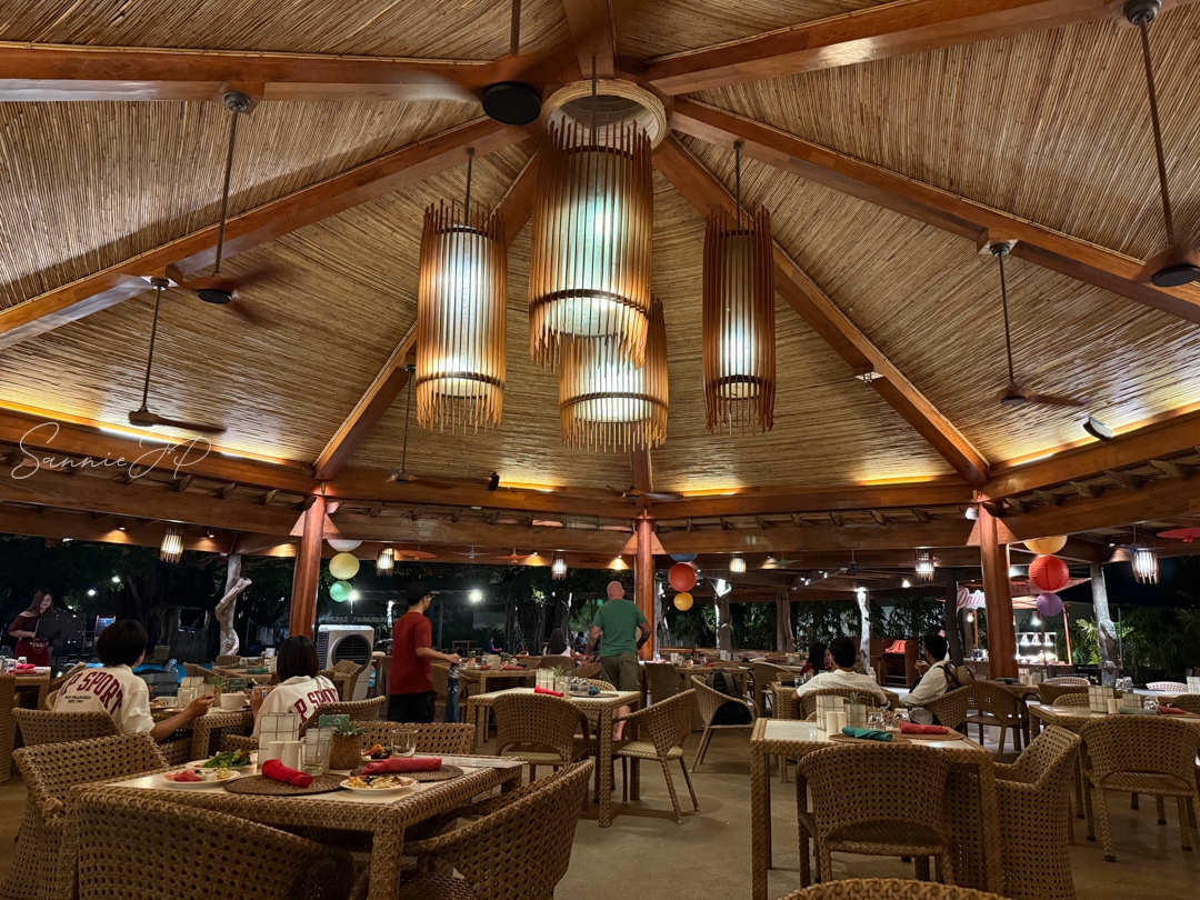 夜のAllegro Restaurantで案内されたディナータイムの席と店内の雰囲気
