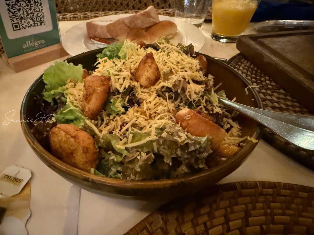 Allegro Restaurantのディナーで注文したクルトンとチーズ入りのサラダ