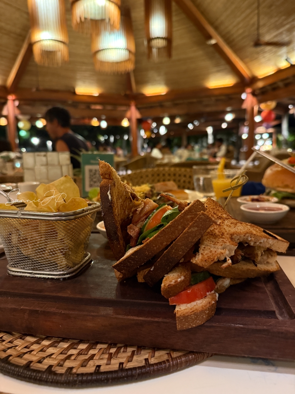 Allegro Restaurantのディナーで注文した野菜たっぷりのサンドイッチ