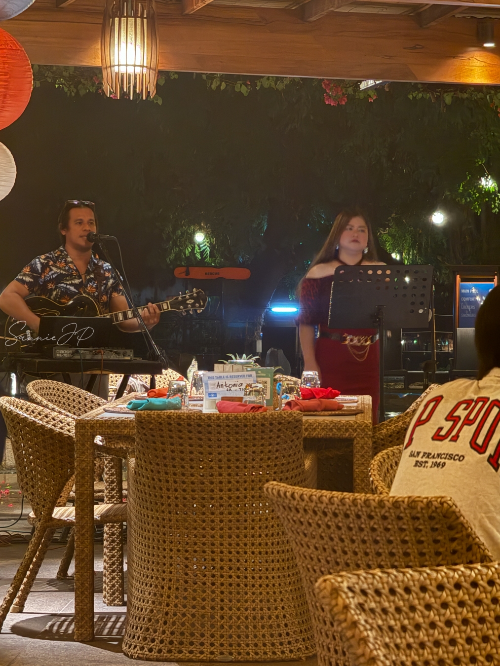 夜のAllegro Restaurantで行われていた男女ペアの生ライブ