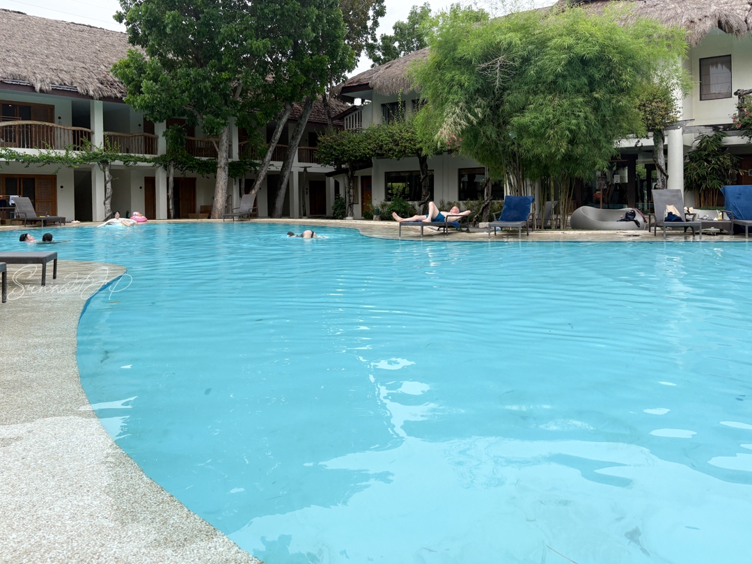 アムマスパウイング前のプールエリア。青空の下でリゾート気分を満喫できる静かな水辺の風景。