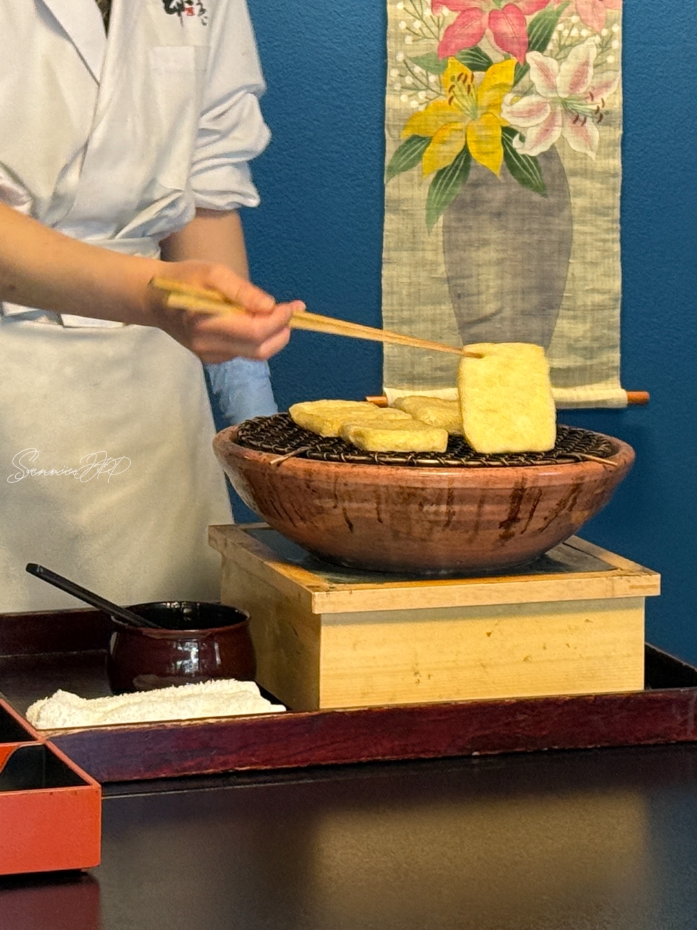 とうふ屋うかい鷺沼店のあげ田楽を炭火で焼く様子