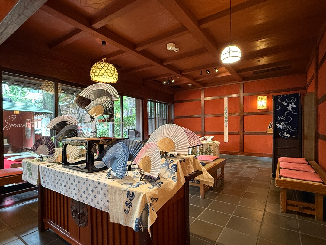 とうふ屋うかい 鷺沼店のロビーにある扇子のディスプレイ