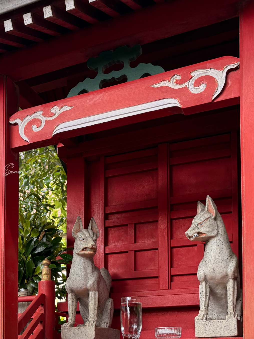 とうふ屋うかい 鷺沼店の庭園の奥にある木々に囲まれた小さな神社