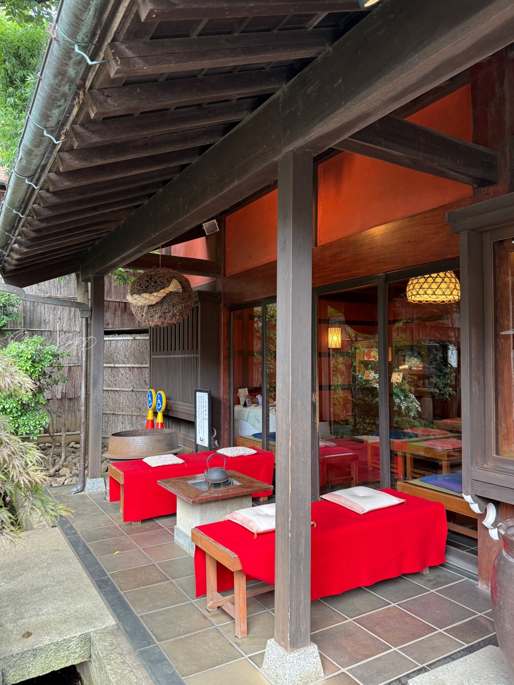 とうふ屋うかい 鷺沼店の入口横に設けられた木造の待合スペース