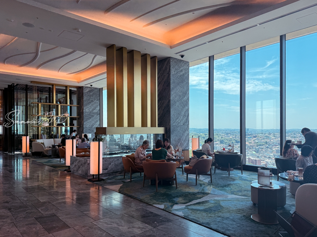 ウェスティンホテル横浜23階ロビーラウンジのアフタヌーンティー会場。開放的な窓と上品な空間が魅力