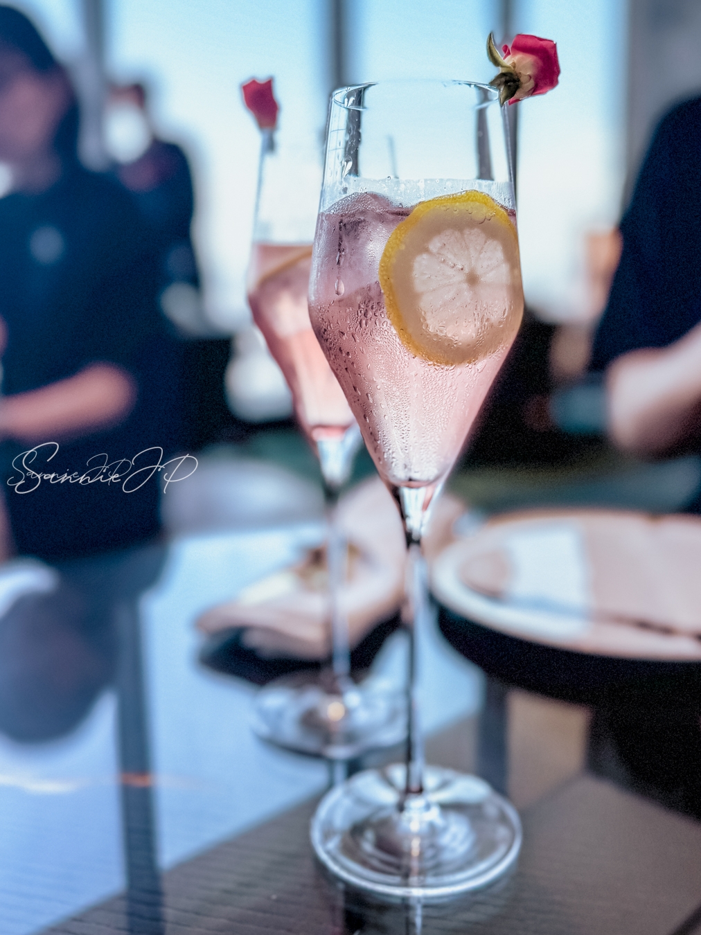 アフタヌーンティーの始まりを彩るウェルカムドリンク。爽やかなノンアルコールカクテルが提供される