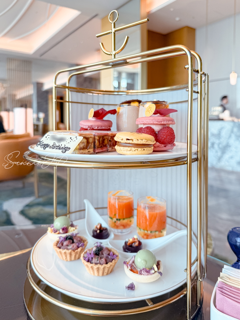 鎌倉紅谷とピエール・エルメ・パリのコラボスイーツが並ぶアフタヌーンティースタンド