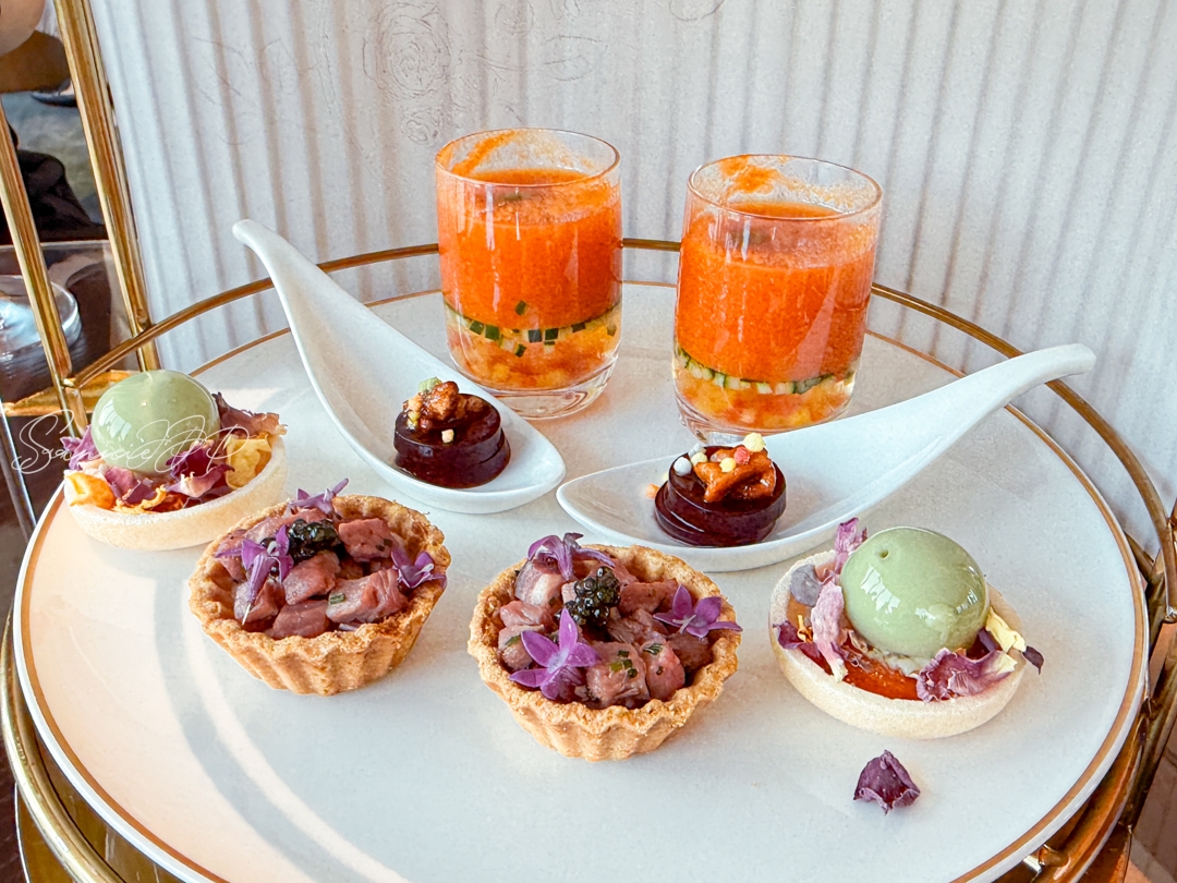 下段にはホテルメイドのセイボリーが並ぶ。塩味と甘味のバランスを楽しめるアフタヌーンティー