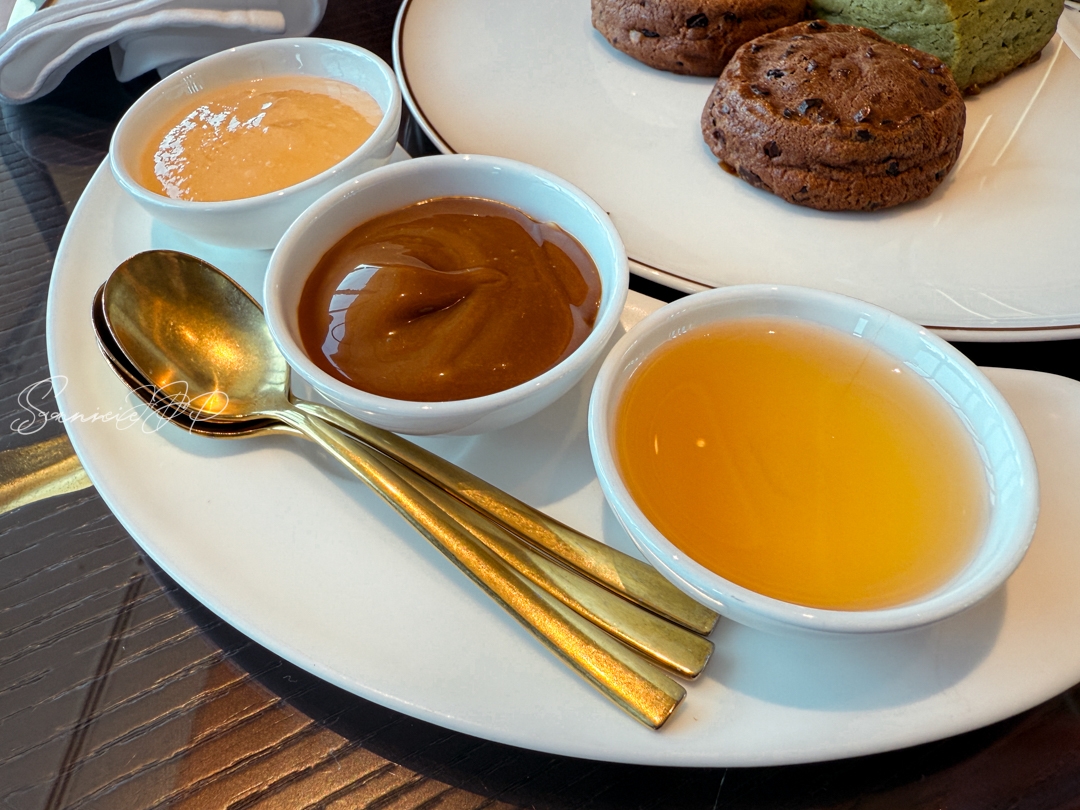 クロテッドクリーム・ジャム・はちみつの3種ソース。スコーンを贅沢に楽しめるアフタヌーンティーセット