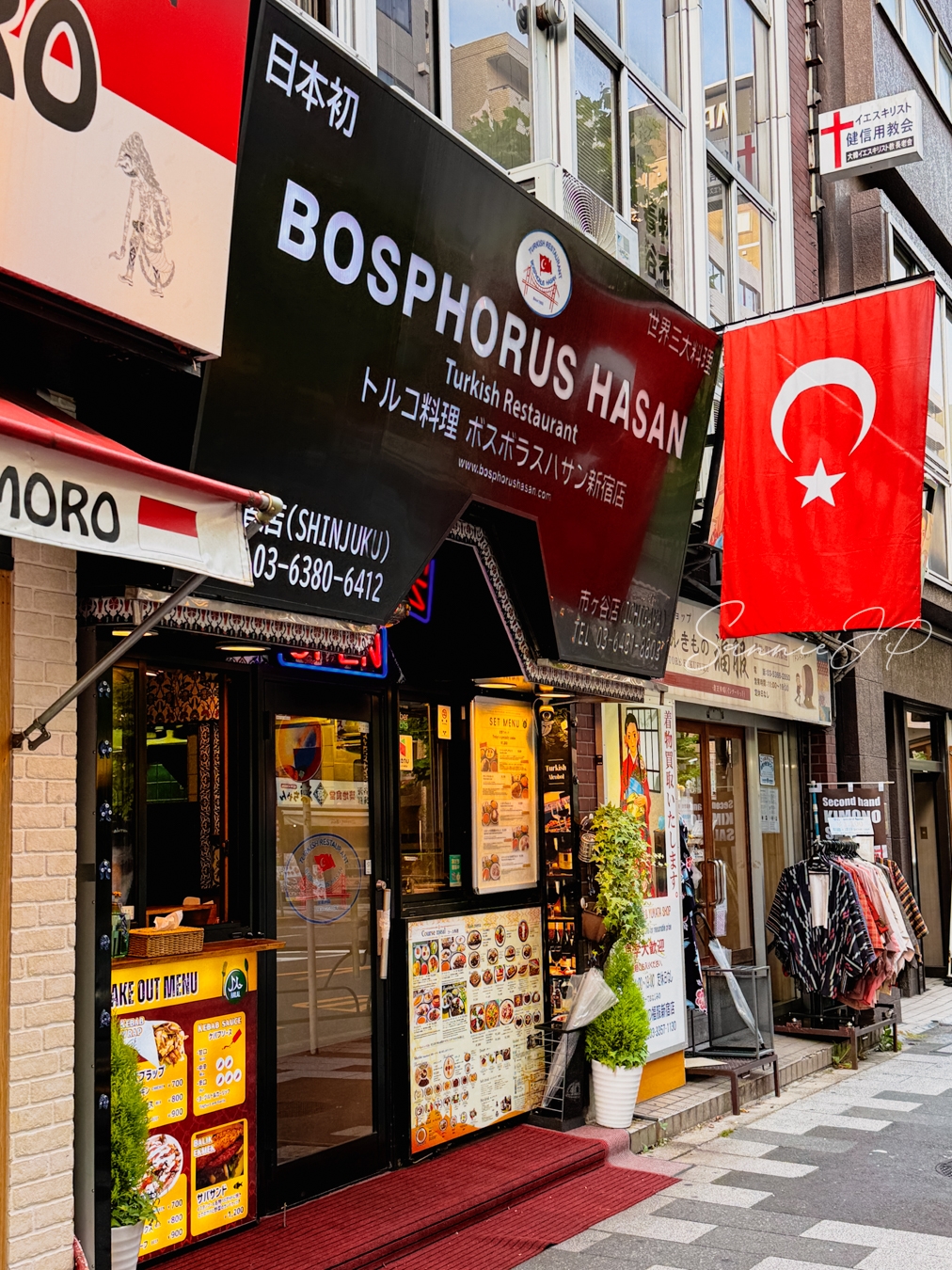 新宿で目を引くトルコ国旗が掲げられたボスポラス ハサンの入口