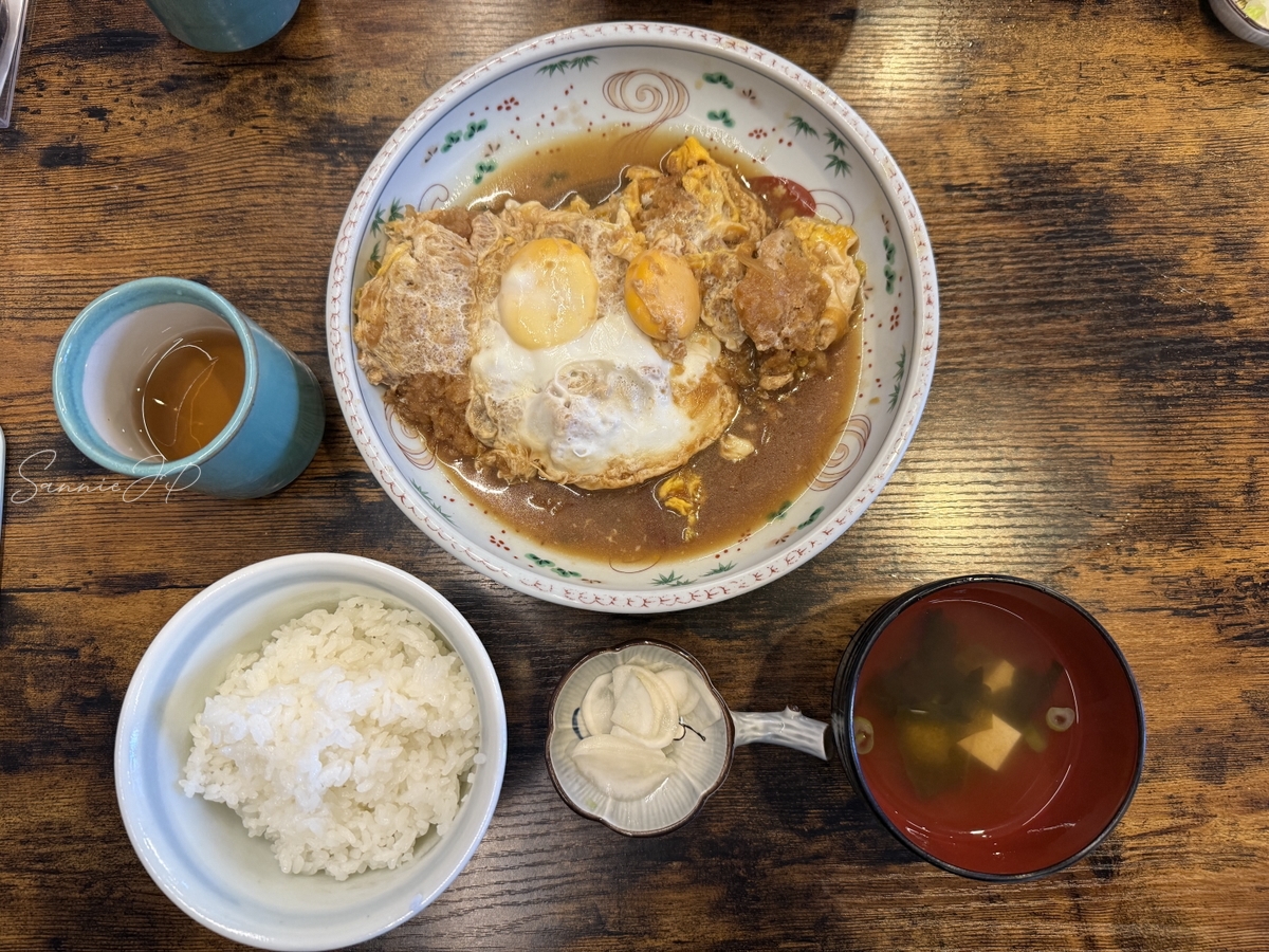 永花の煮かつ定食。玉子3個で仕上げたボリューム満点の向ヶ丘遊園ランチ