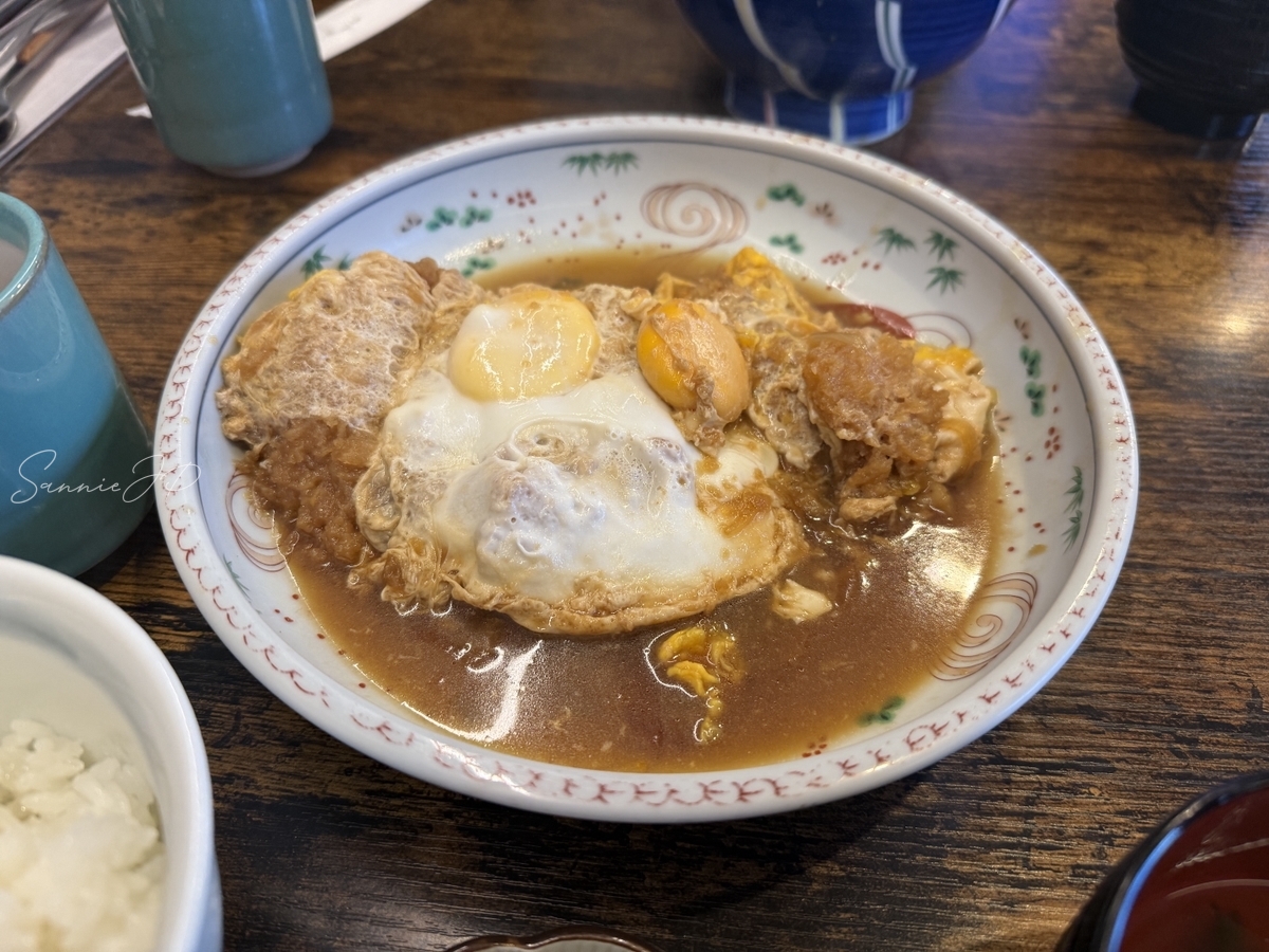 永花の煮かつをアップで撮影。しっかり染みたタレと卵が印象的な名物ランチ