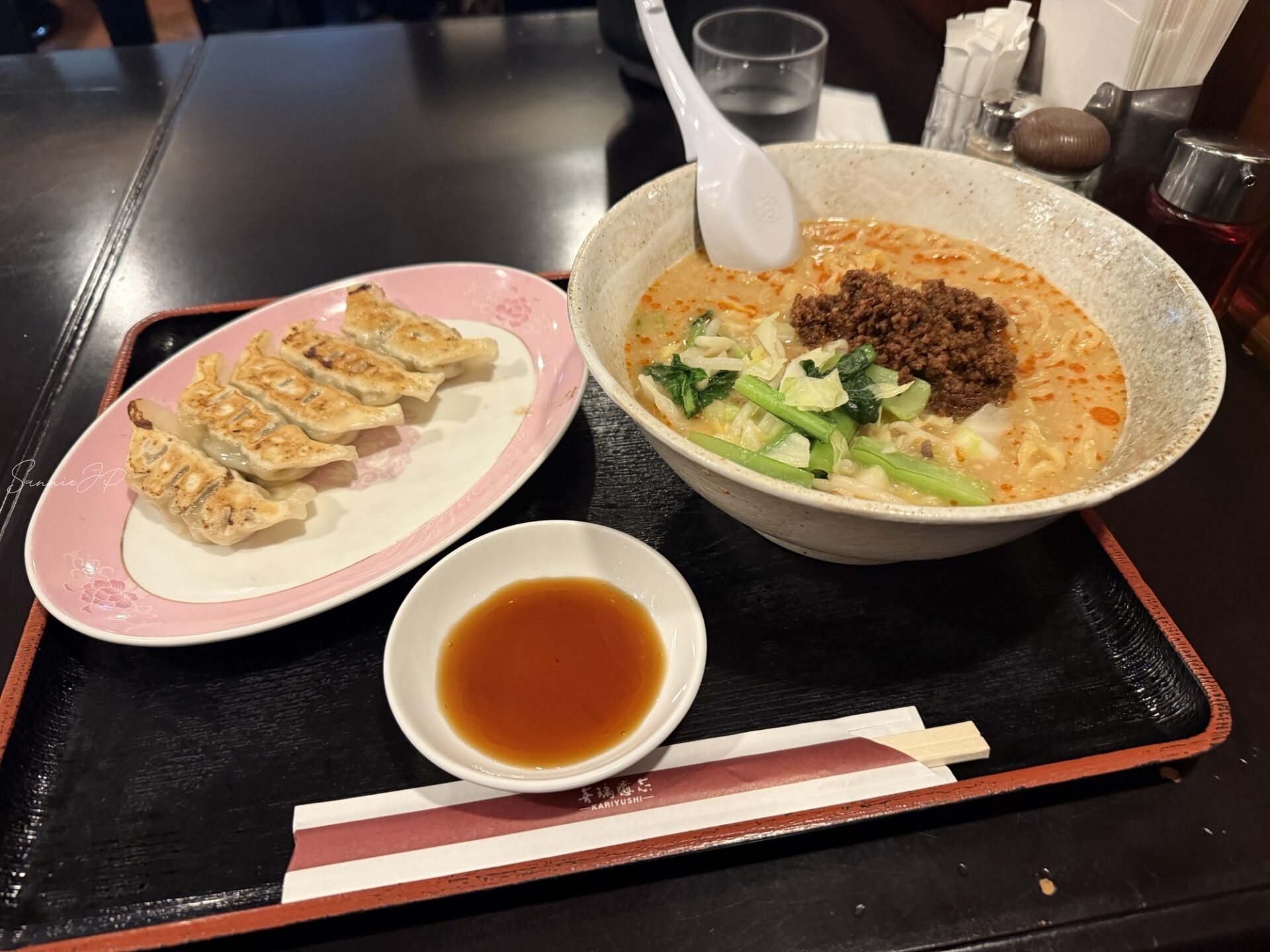 那覇空港の中国料理 花林で頼んだ担々麺と餃子、満足度の高いランチセットのテーブル風景