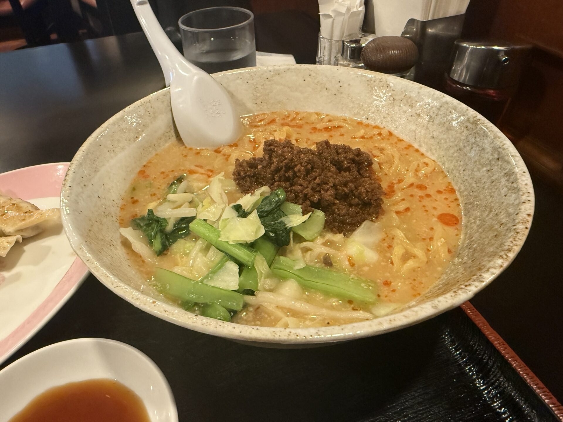 ごまの香りが立つ那覇空港・中国料理 花林の担々麺をアップで写した一枚で、濃厚スープに期待が高まるシーン