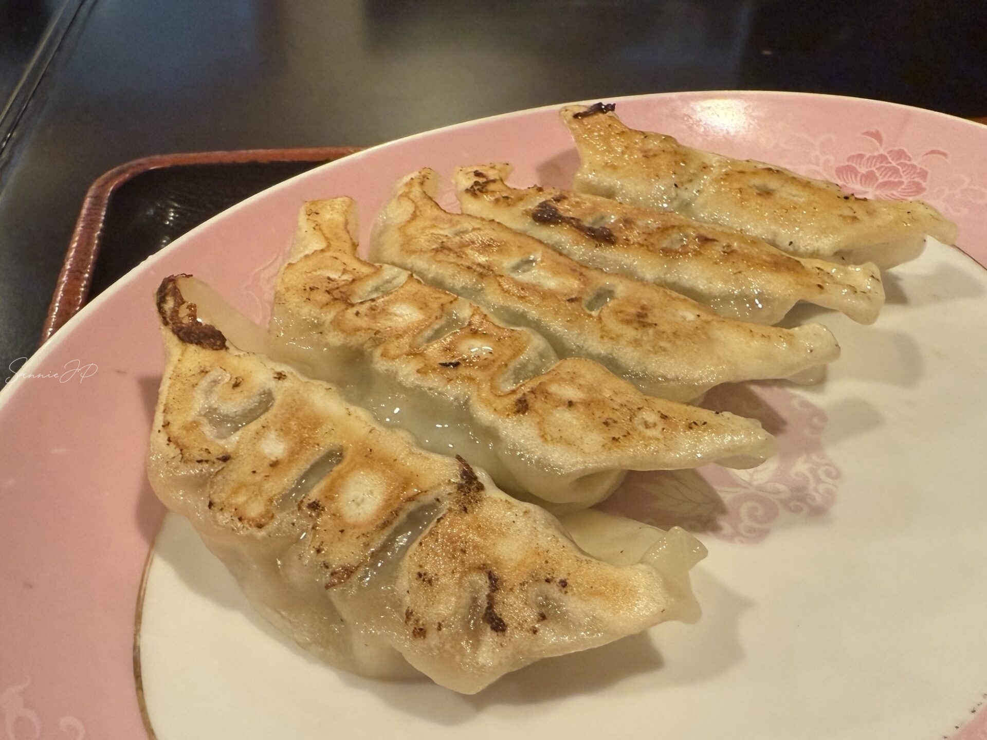 那覇空港の中国料理 花林で提供される餃子のアップ写真で、香ばしく焼き上がった皮とジューシーさが伝わり食欲をそそる様子